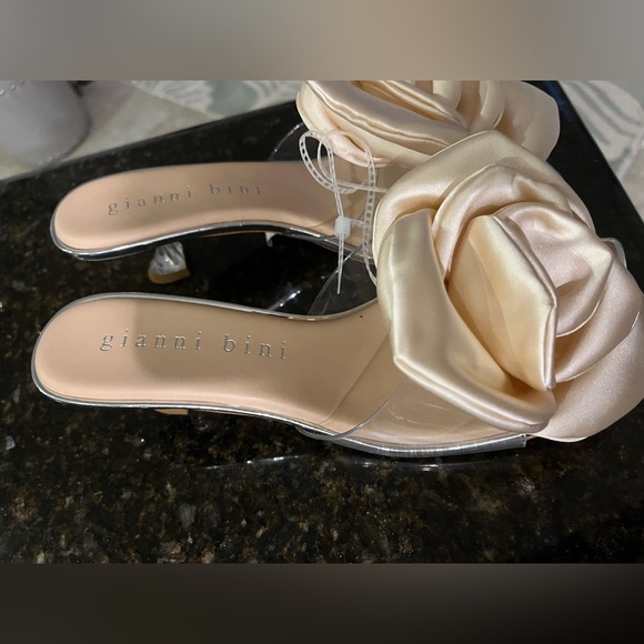 Gianni Bini
Alana Clear Flower Dress Sandals NWOB - Picture 4 of 9